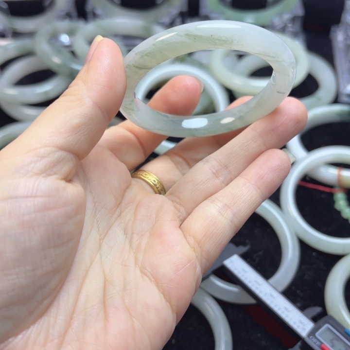 东陵石未镶嵌手镯