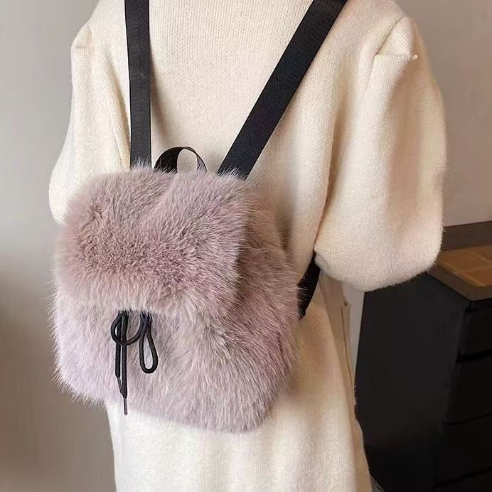 秋冬高级感旅游双肩包2025新款毛绒包包女可爱超轻量化小背包百搭