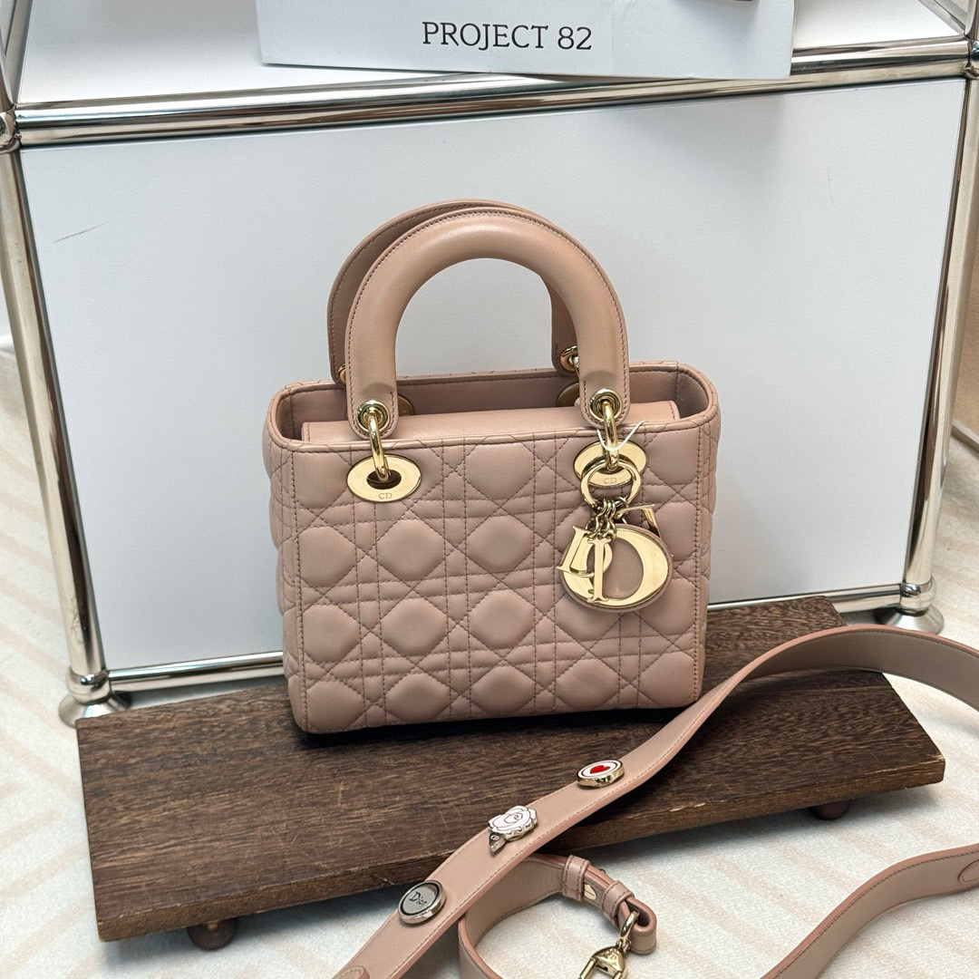 95新 DIOR/迪奥 Dior 豆沙粉 羊皮 戴妃四格 徽章肩带/615442447