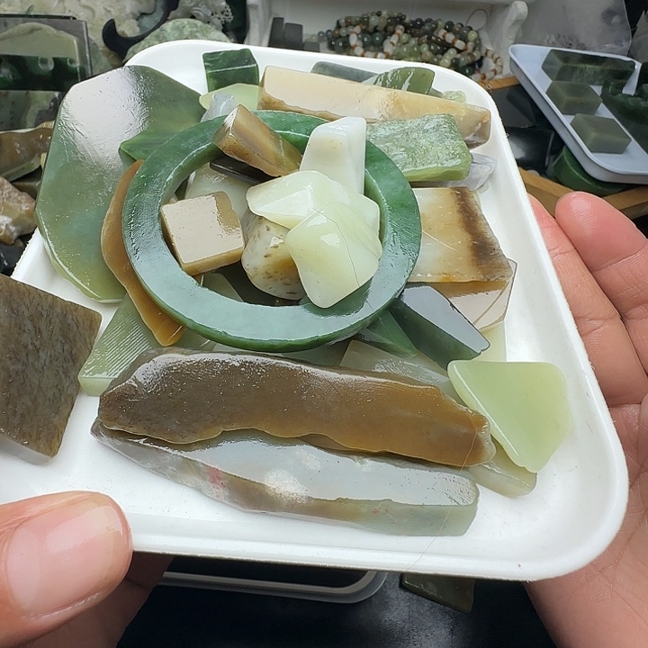 优***猪和田玉（糖玉）未镶嵌珠宝半成品