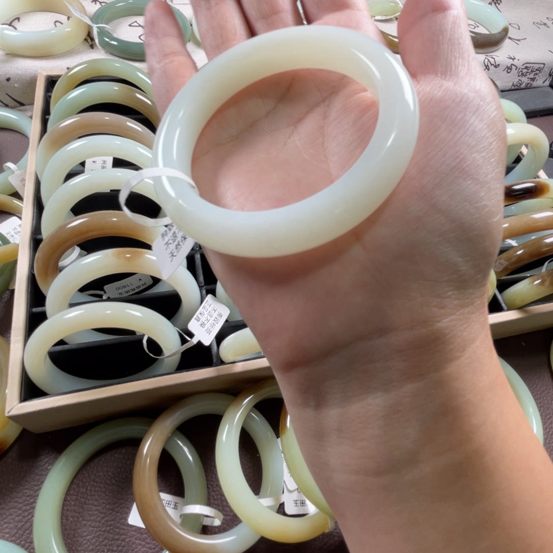 和田玉未镶嵌手镯