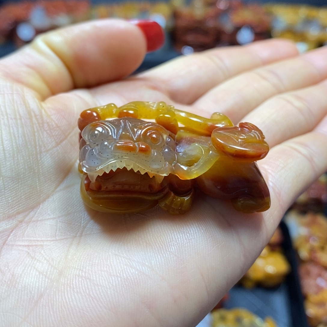 石英质玉（黄龙玉）未镶嵌颈饰