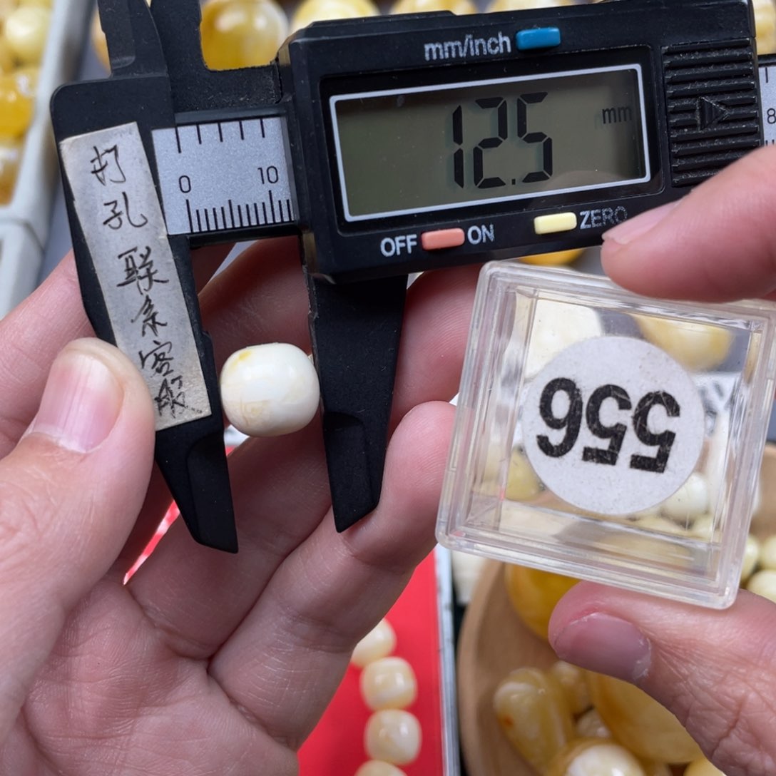 蜜蜡珠宝奇石未镶嵌