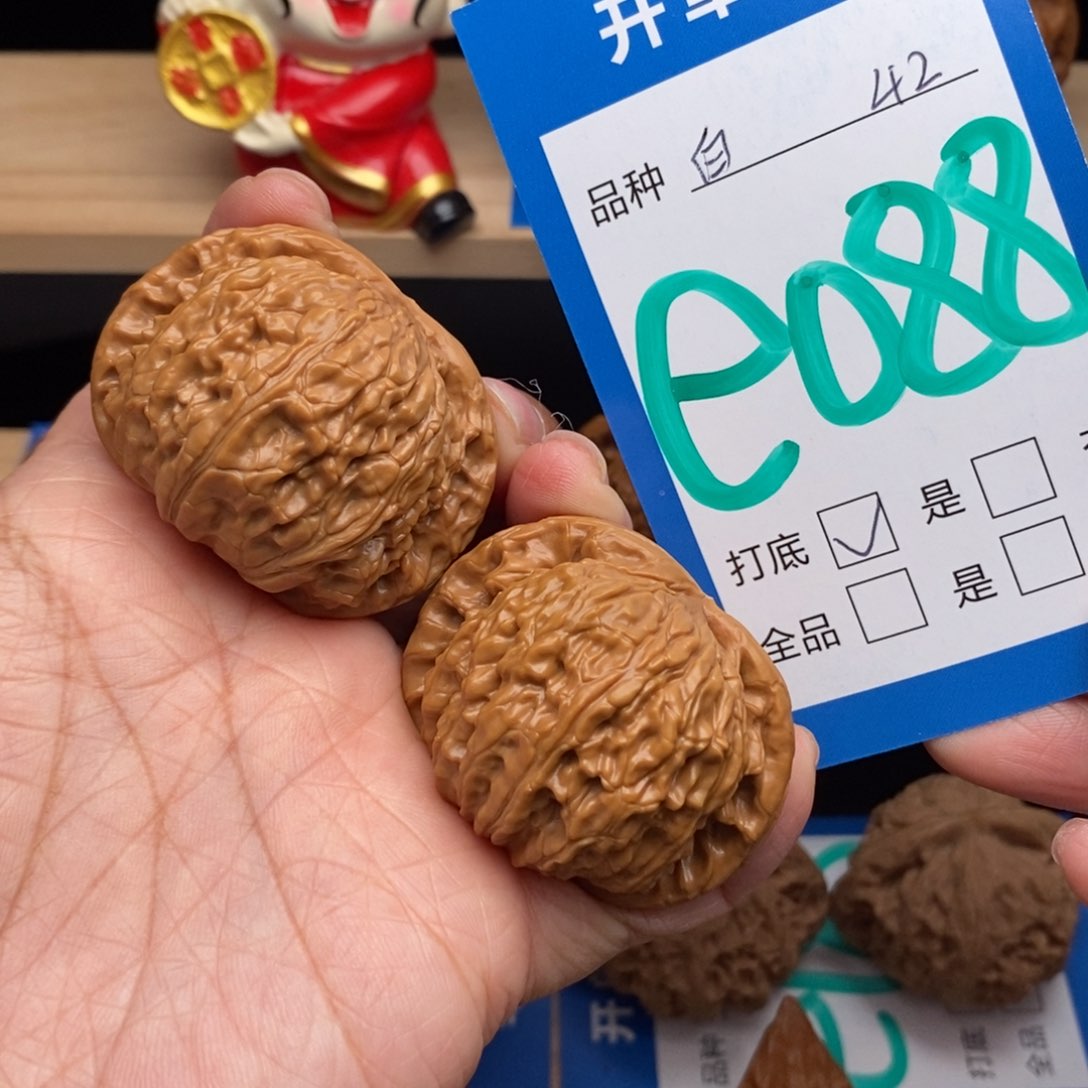 文玩核桃吊坠白狮子核桃