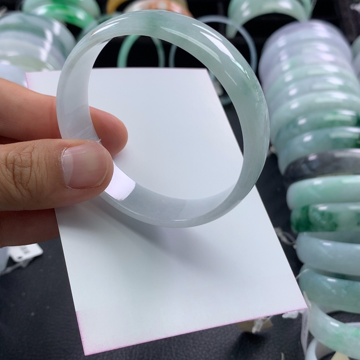 翡翠未镶嵌手镯公主