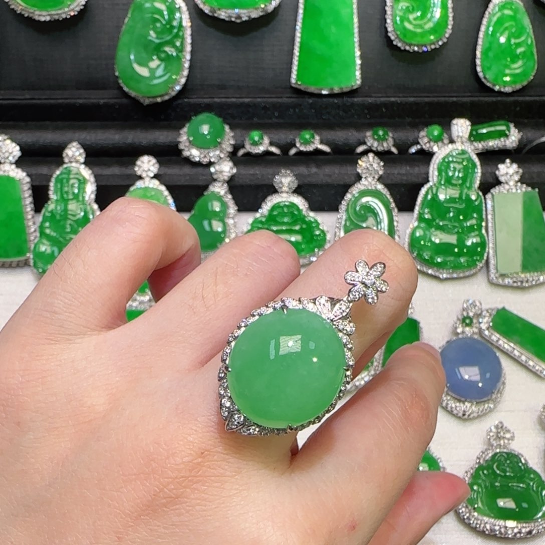 翡翠18K金镶嵌颈饰