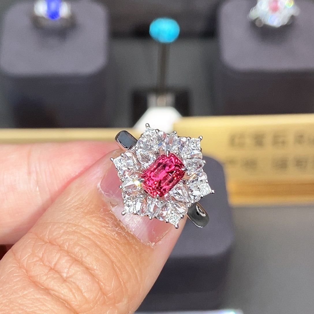 尖晶石戒指18K金镶嵌1.16克拉