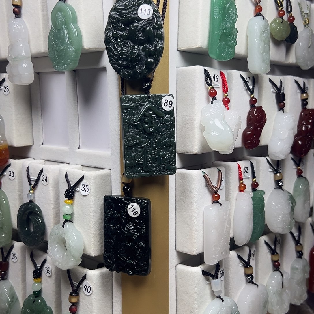 啊***狼石英质玉（金丝玉）未镶嵌颈饰