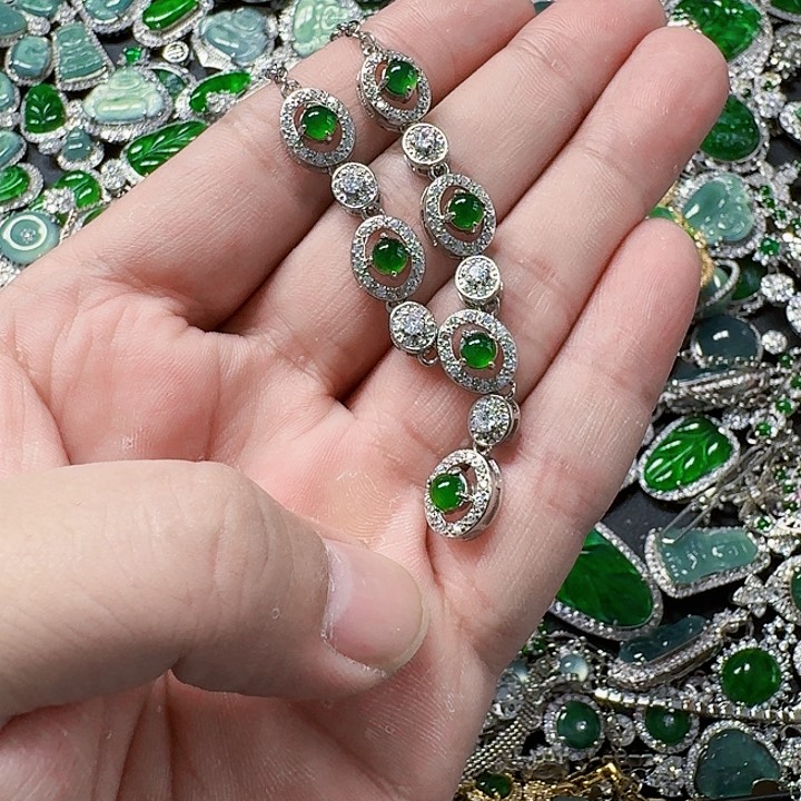 翡翠颈饰未镶嵌天然A货翡翠放漏