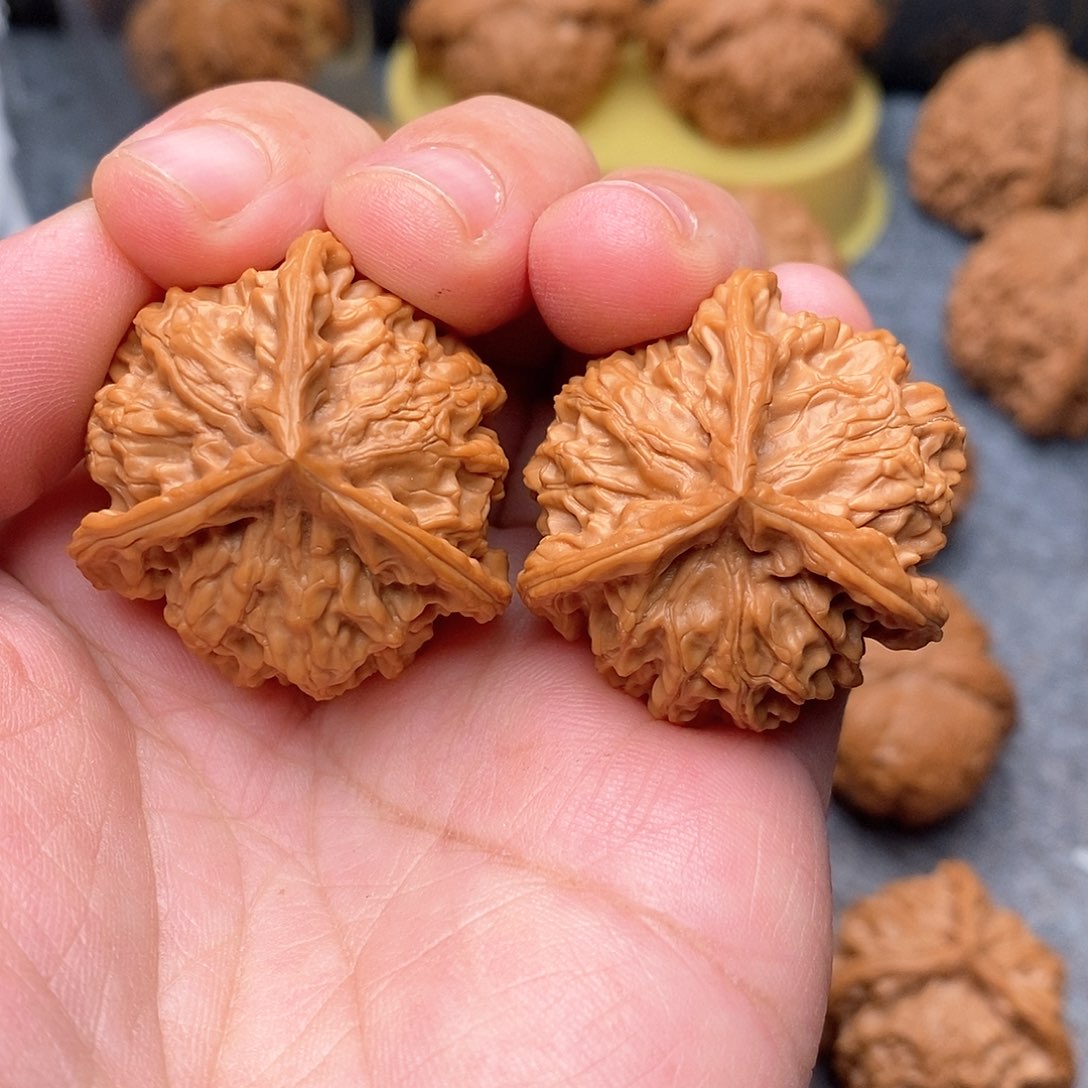 文玩核桃把件摇****?36全盘山