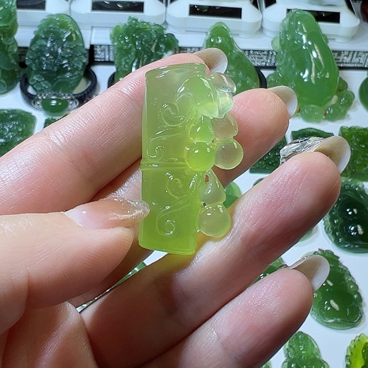 蛇纹石玉颈饰未镶嵌