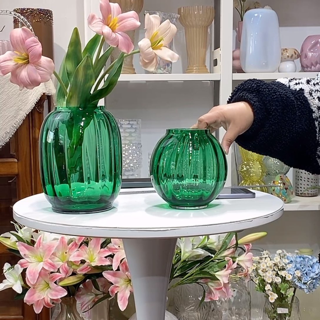 原色两只玻璃花瓶