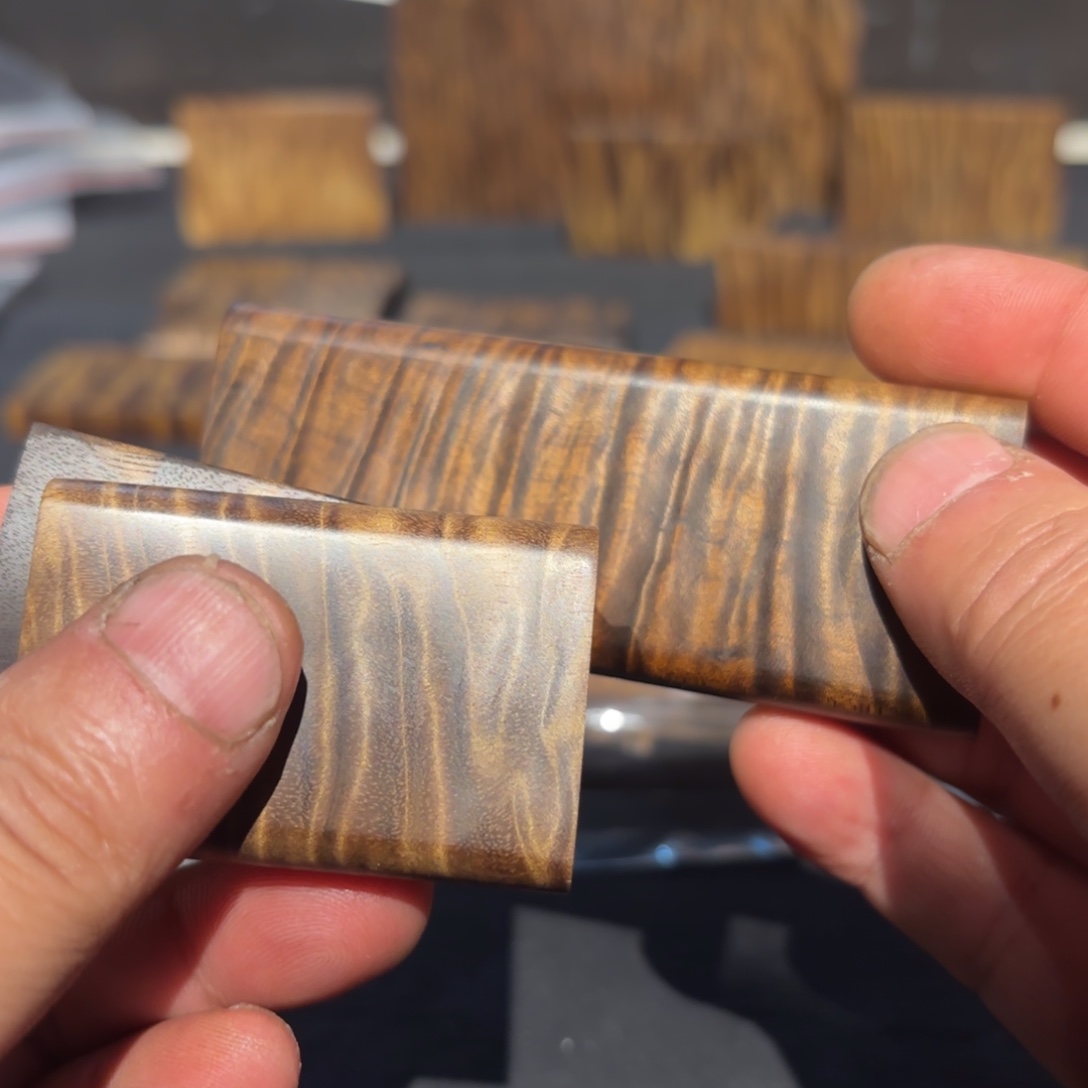 蓝***虹金丝楠木无事牌一个