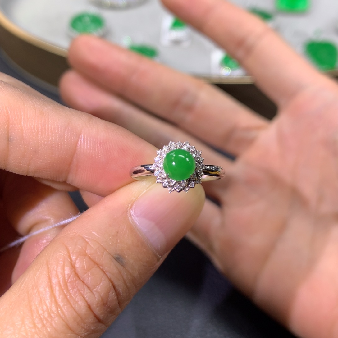 翡翠戒指18K金镶嵌翡翠