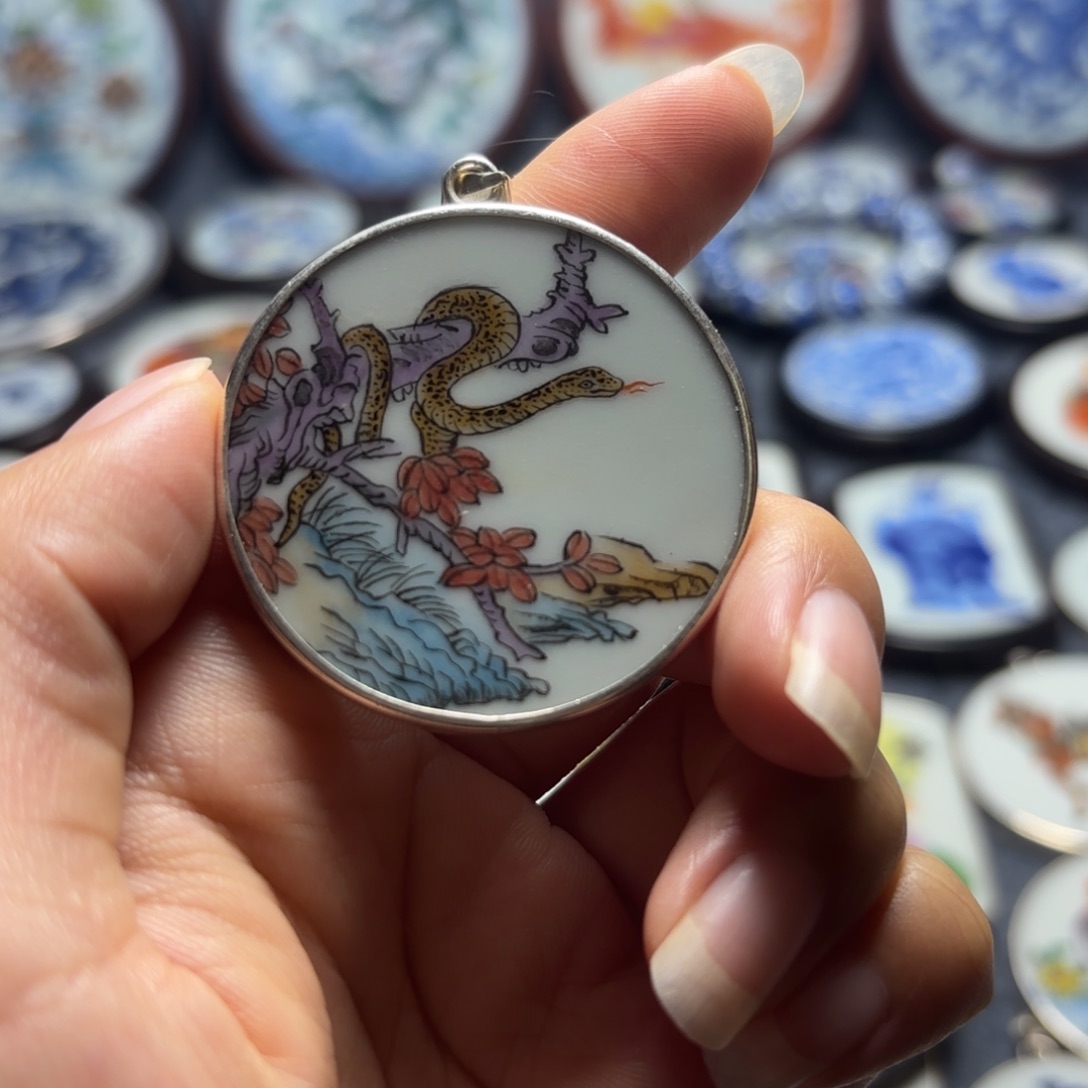 蓝***迷瓷片精品挂件一个