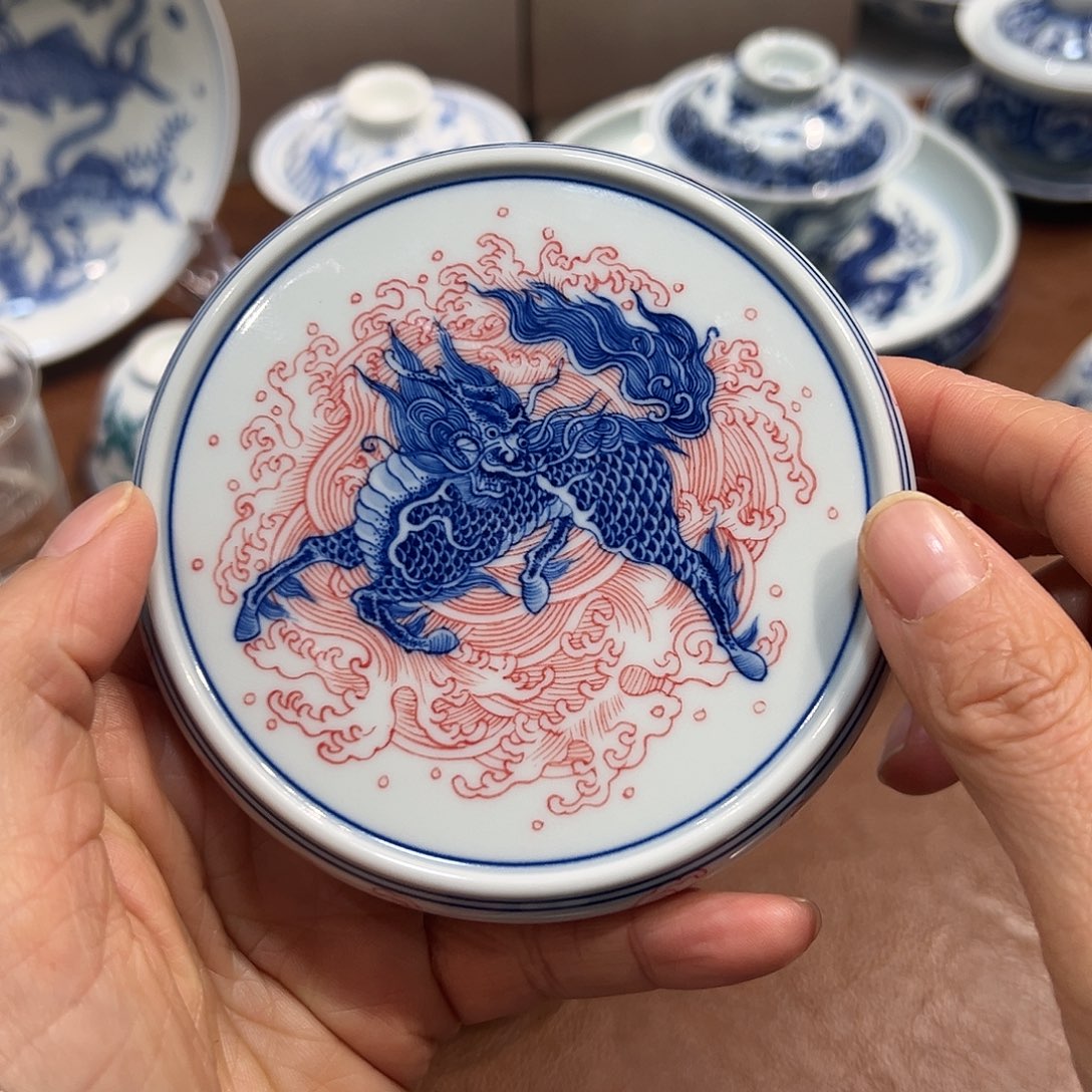 盖置青花釉下红麒麟盖置