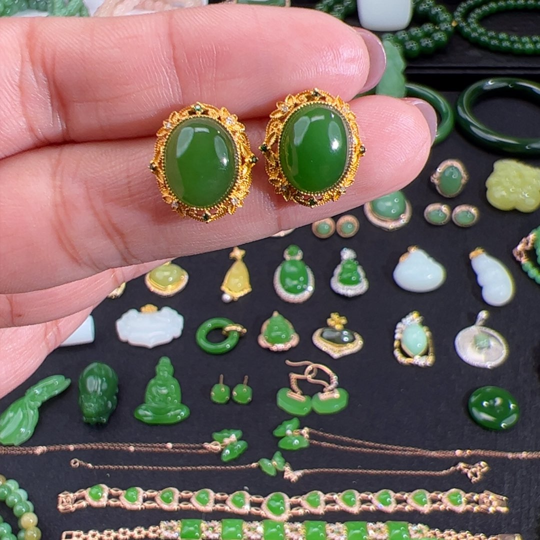 和田玉（碧玉）菠菜绿蛋面耳钉18K金镶嵌