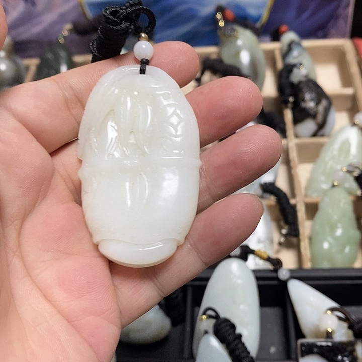 F***C和田玉未镶嵌颈饰