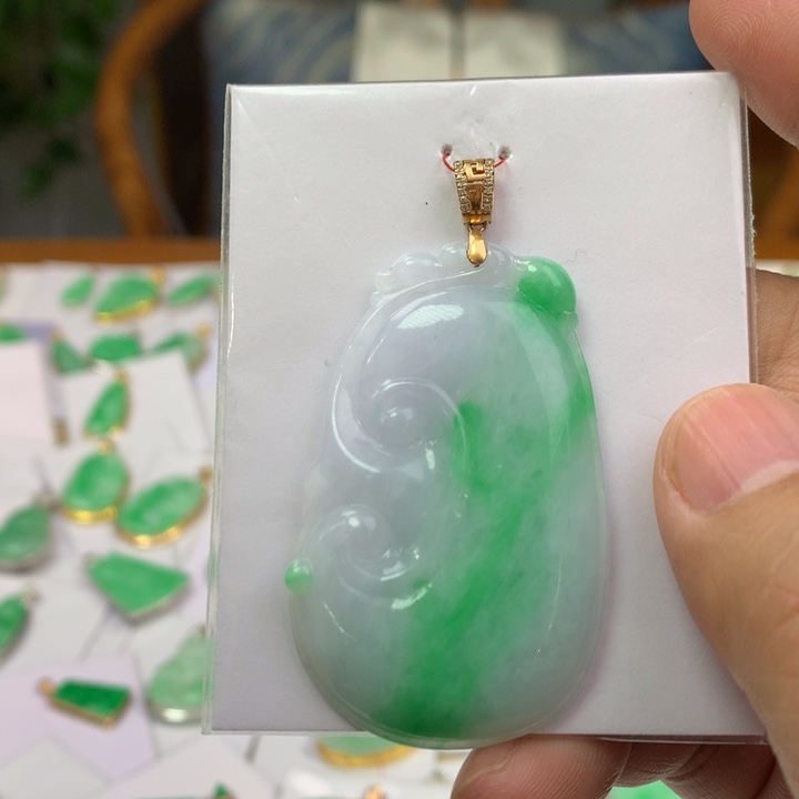 翡翠颈饰18K金镶嵌翡翠