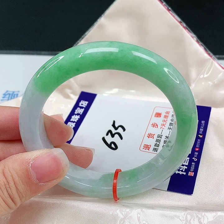 翡翠手镯未镶嵌翡翠