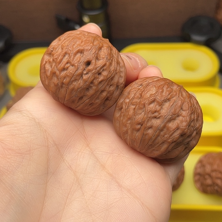 王***磊铁锤37全品红皮。   