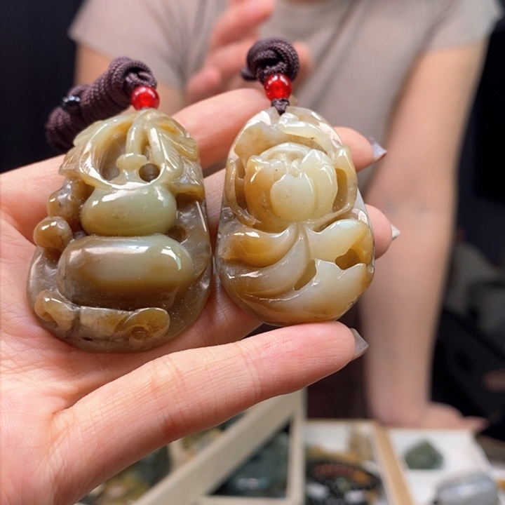 岫岩河磨玉（透闪石质玉）颈饰未镶嵌