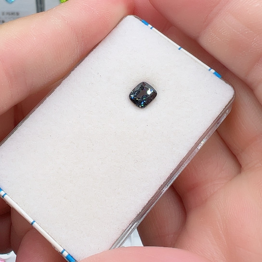 尖晶石裸石未镶嵌1.2克拉金属灰