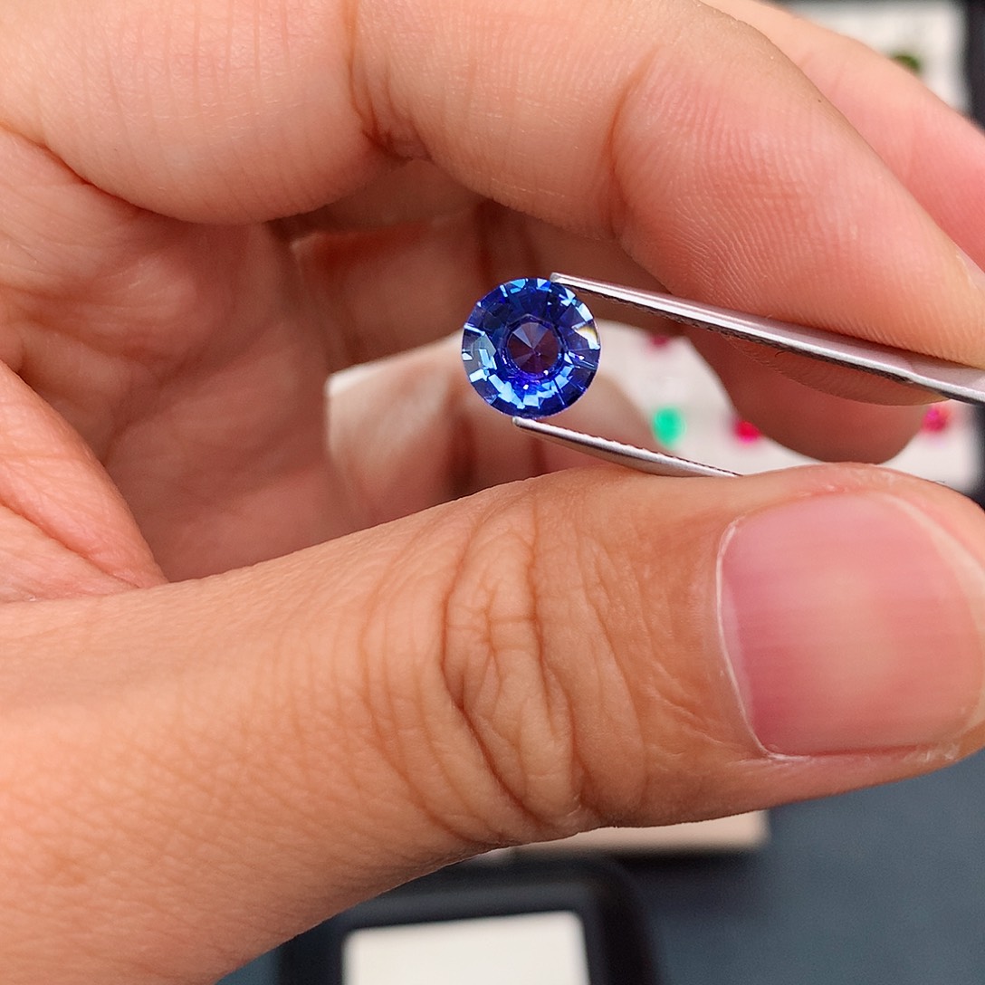 蓝宝石裸石未镶嵌1.77克拉正圆全净矢车菊