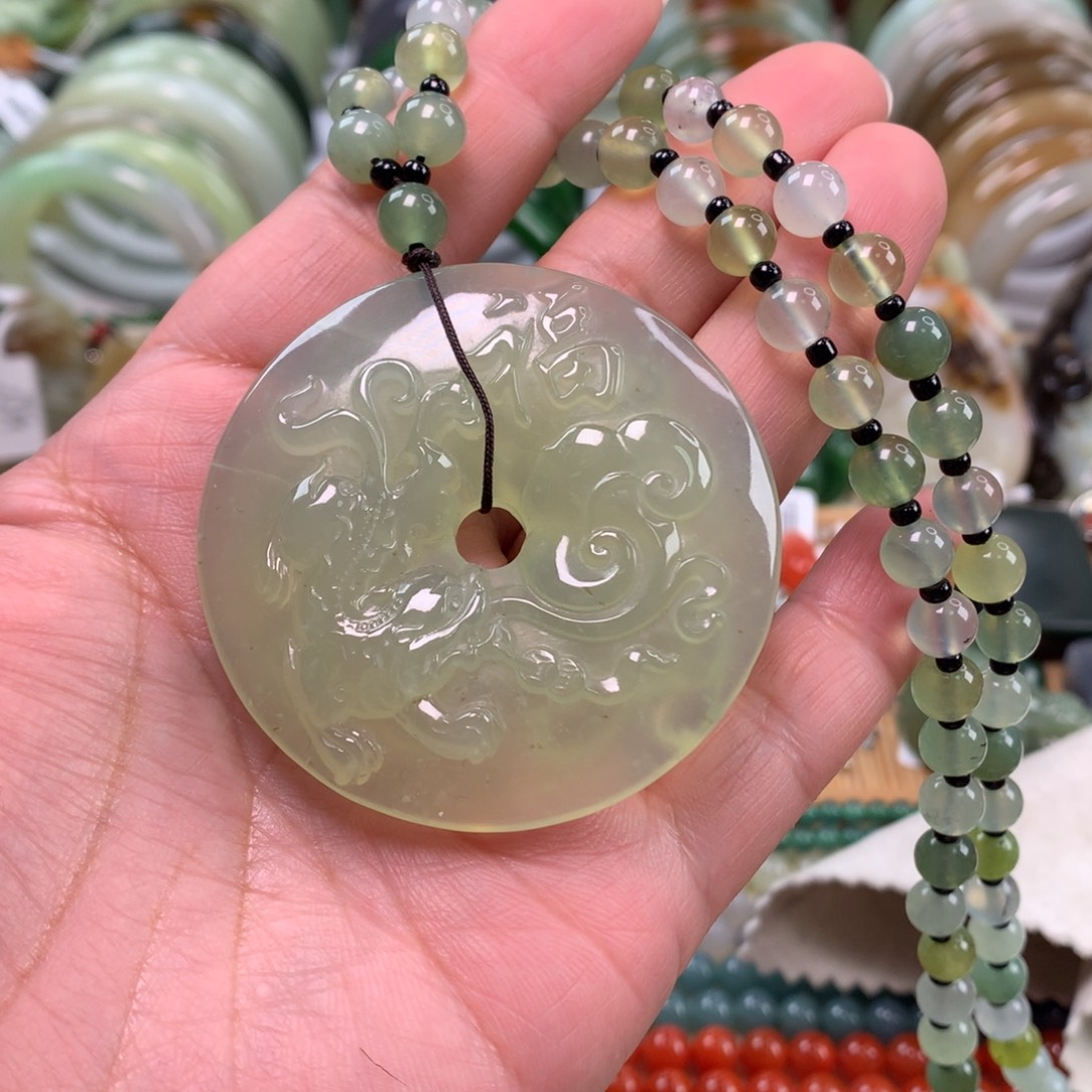 岫玉未镶嵌颈饰吊坠