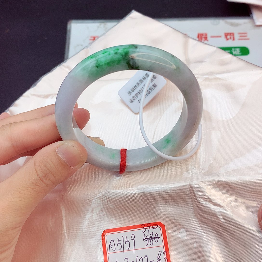 翡翠手镯未镶嵌翡翠