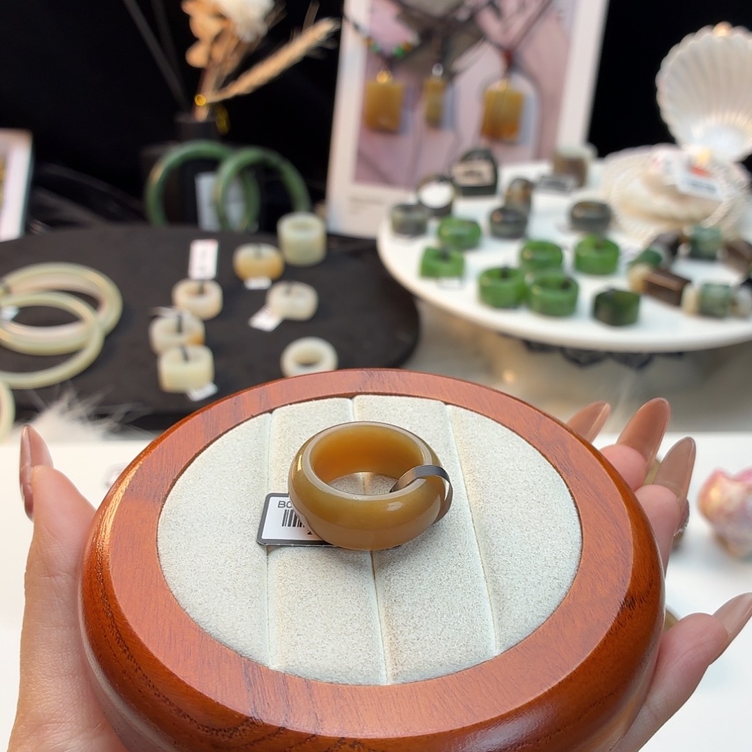 和田玉未镶嵌戒指糖色墩墩j199