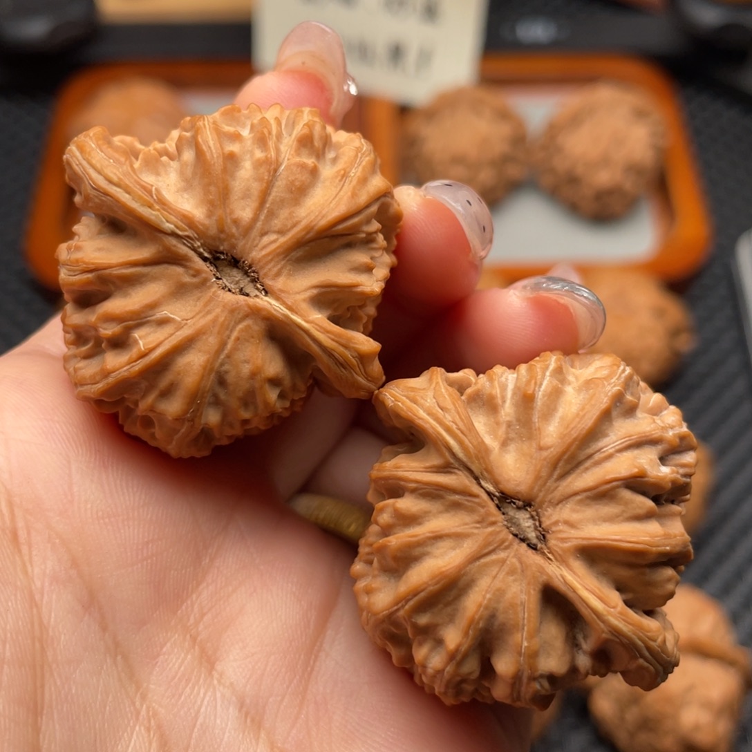 心***光文玩核桃吊坠全品三角