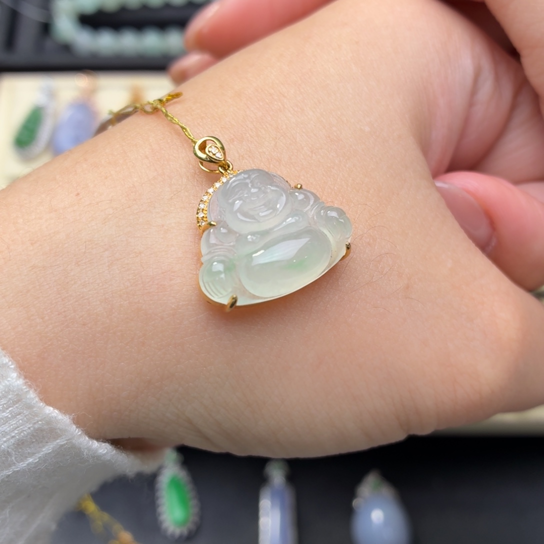 哈***.翡翠18K金镶嵌颈饰