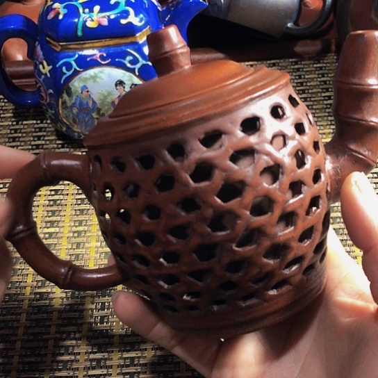 紫砂茶壶原矿泥料手工制作的紫砂壶。