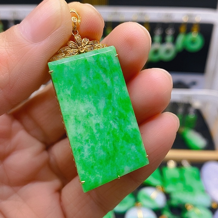 翡翠吊坠(赠链)18K金镶嵌吊坠