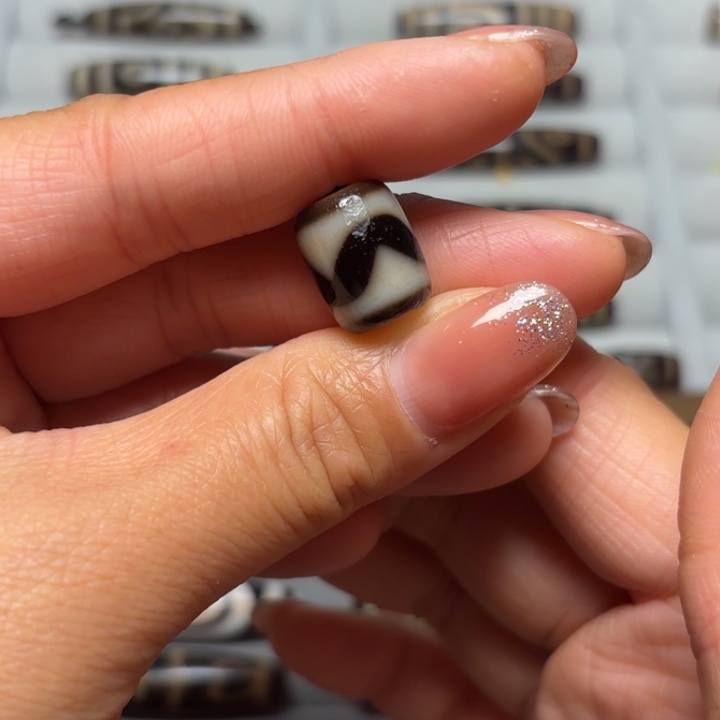 未镶嵌颈饰玛瑙/玉髓十*