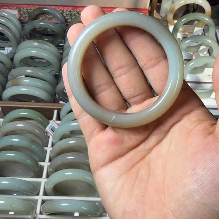 张***坊和田玉（糖玉）未镶嵌手镯