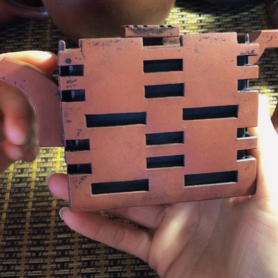 紫砂茶壶原矿泥料手工制作的紫砂壶。