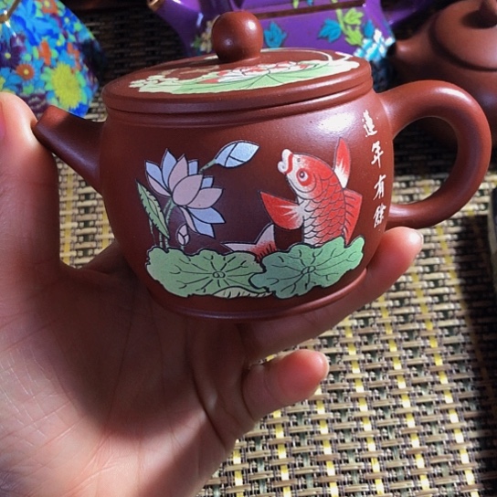 紫砂茶壶原矿泥料手工制作的紫砂壶。