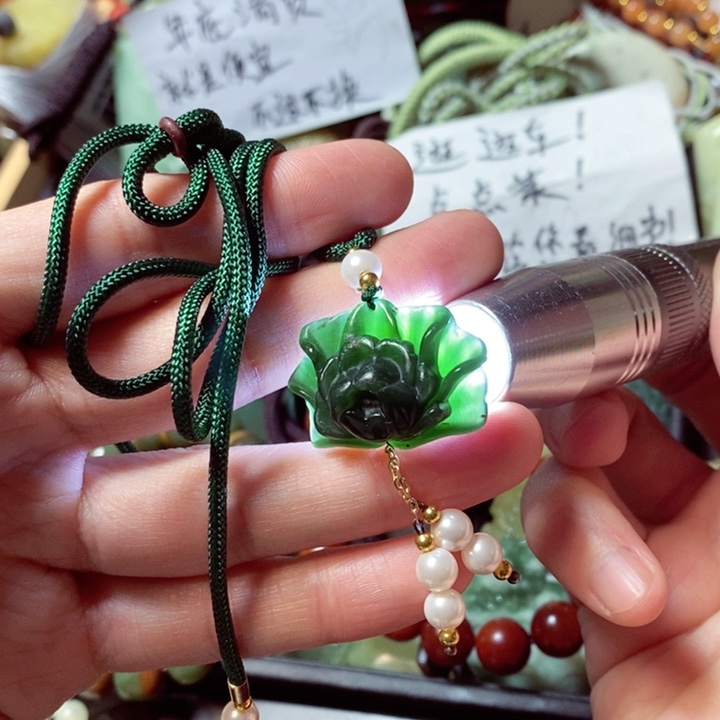 蛇纹石玉颈饰未镶嵌