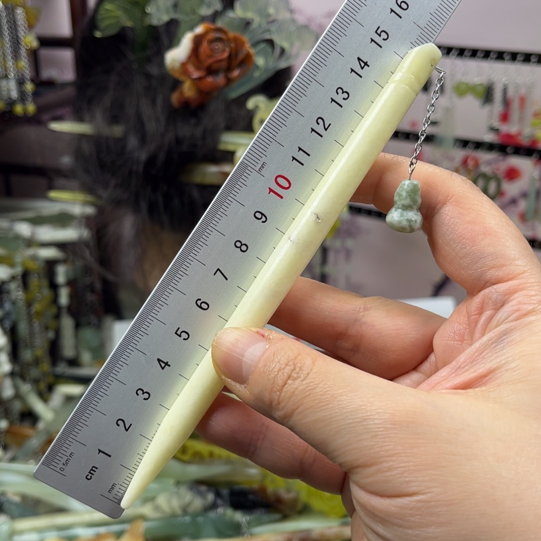 岫玉未镶嵌发饰长度15.5厘米左右，有矿坑