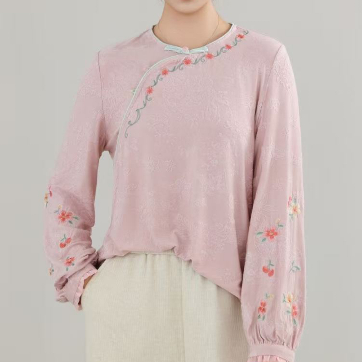 炫织梦多金2025秋季新款复古重工绣花圆领斜襟花边拼接5079针织衫