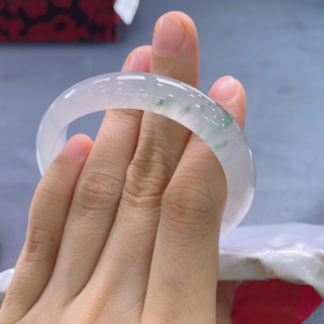 天然翡翠54.7白底飘花贵妃（一半冰种一半细糯）