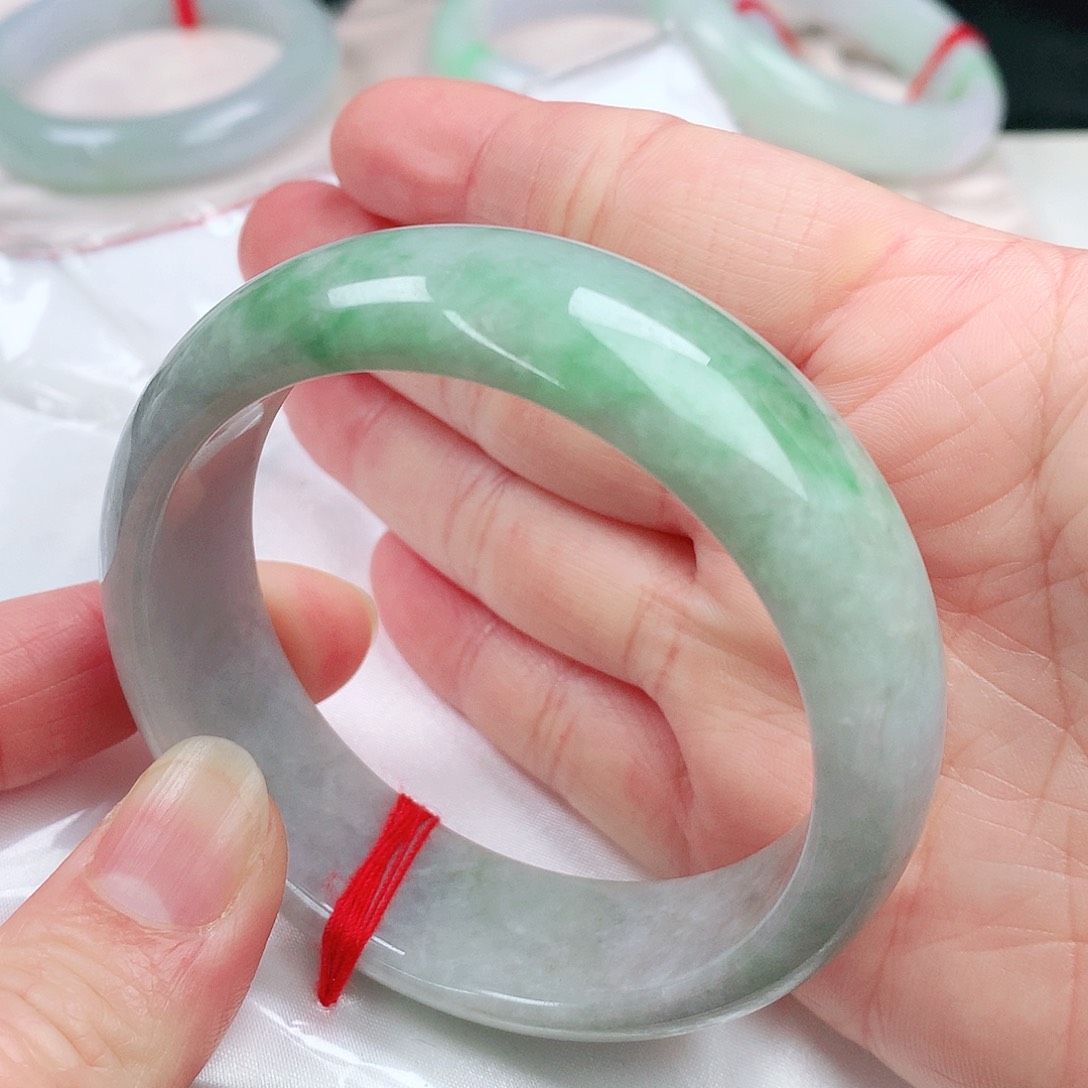 翡翠手镯未镶嵌。。