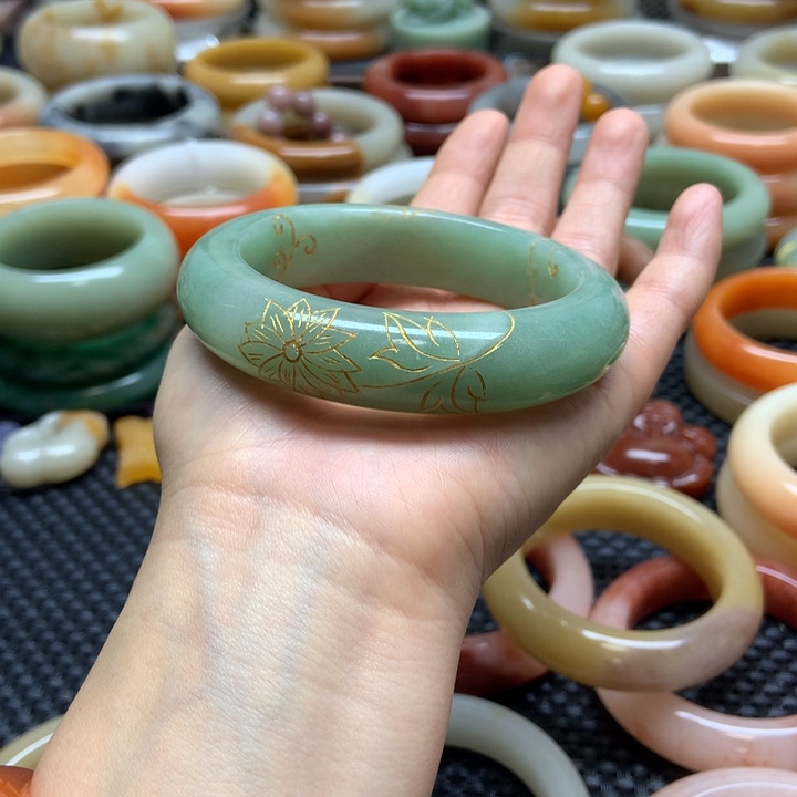 石英质玉手镯未镶嵌