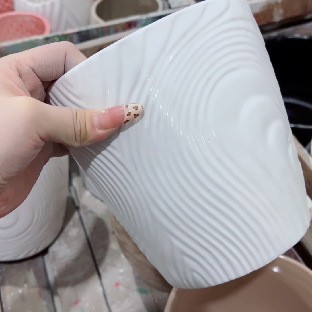 有孔，陶瓷花盆满10米包邮发货。