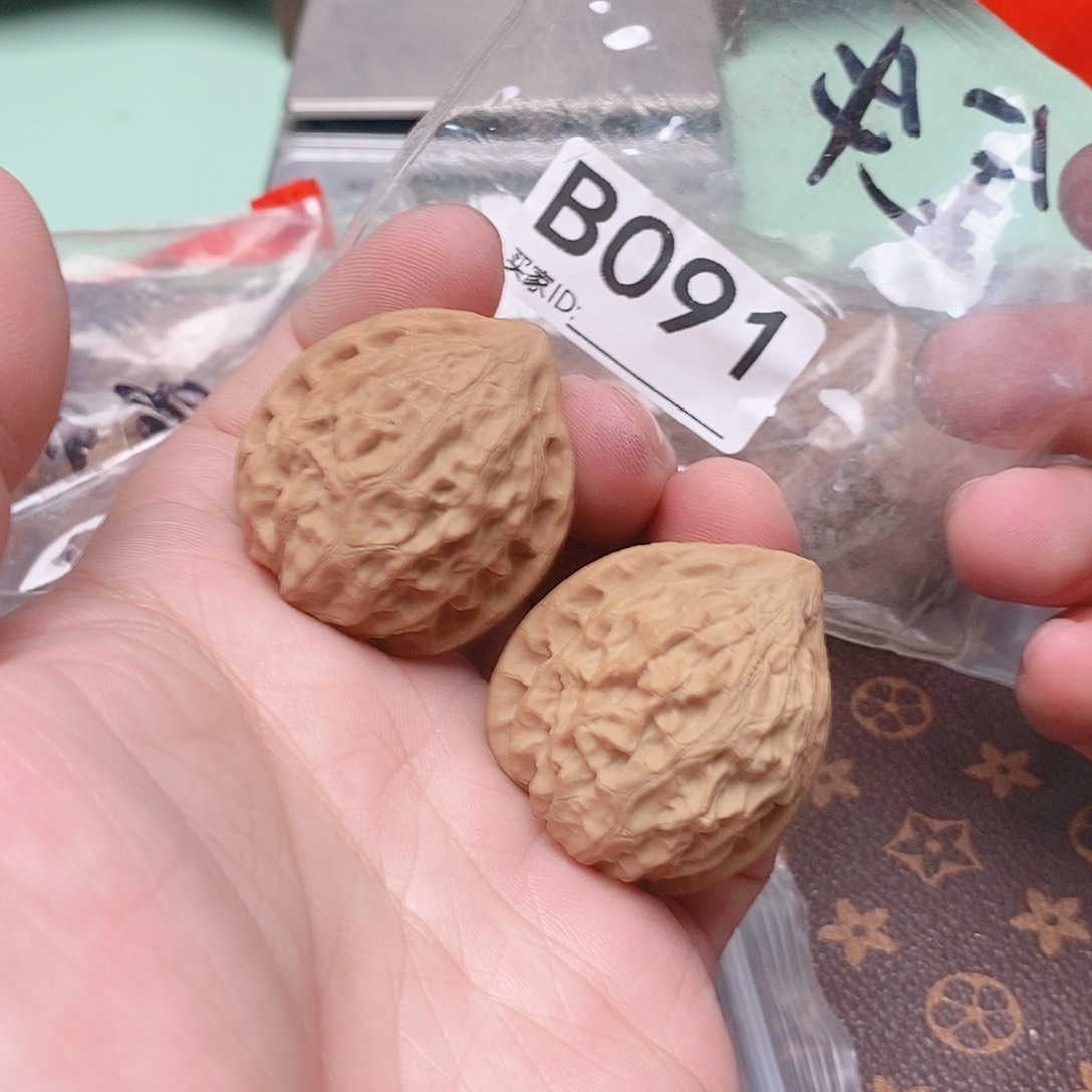 把件文玩核桃金牛35尺。    