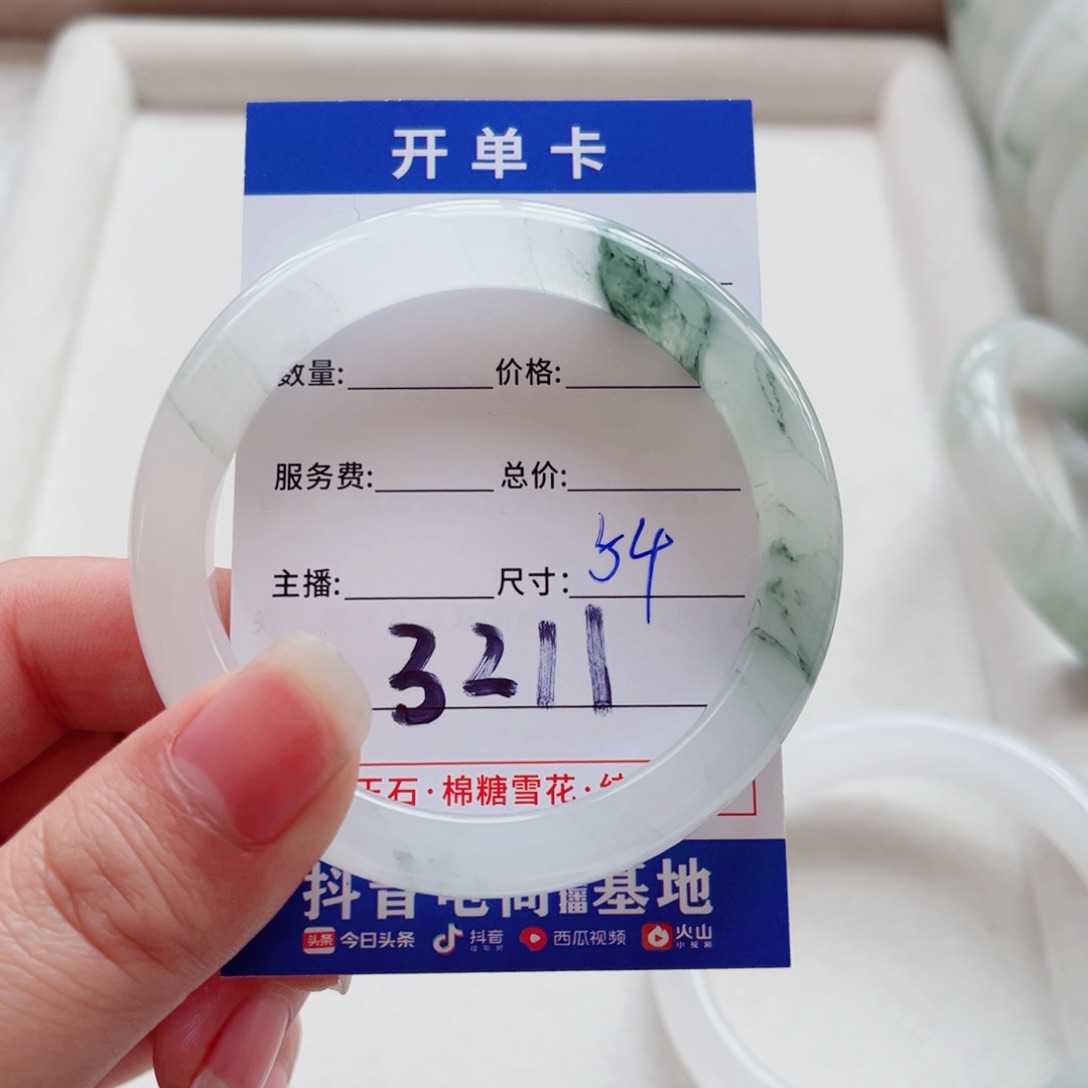 石英质玉手镯未镶嵌是**喔