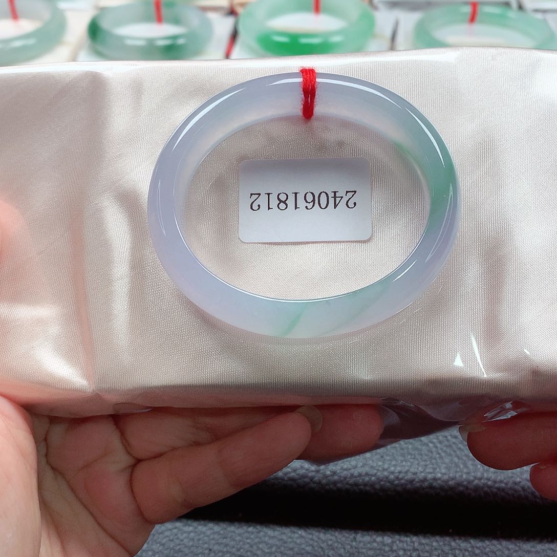 翡翠手镯（贵妃镯）未镶嵌天然A货翡翠手镯