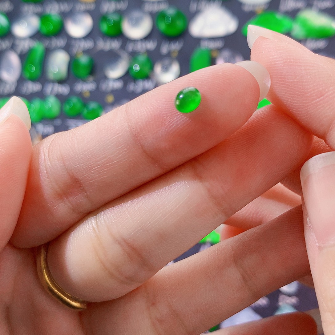 翡翠未镶嵌颈饰小绿蛋